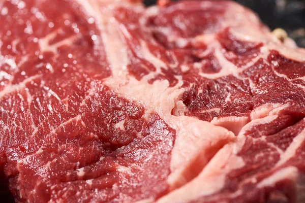 Vista de cerca del filete de carne fresca cruda con grasa - foto de stock