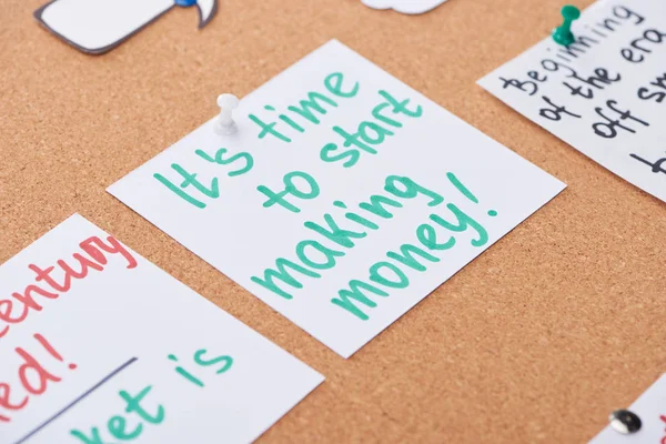 Cartão de papel com mensagem de motivação de trabalho fixado em placa de escritório de cortiça — Fotografia de Stock