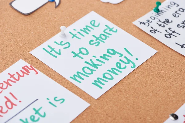 Paper card with work motivation message pinned on cork office board — Stock Photo