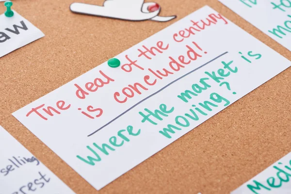 Card with work notes pinned on cork office board — Stock Photo