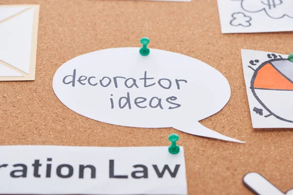 Paper card with decorator ideas text pinned on cork office board — Stock Photo
