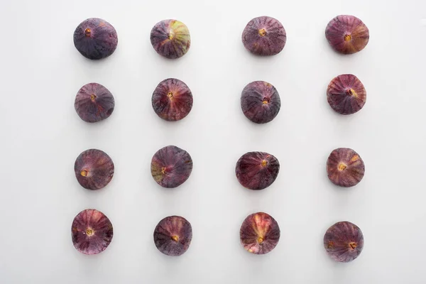 Plat étendu avec de délicieuses figues mûres sur fond blanc — Photo de stock