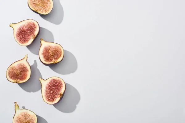 Vista superior de maduro cortar deliciosos figos no fundo branco com espaço de cópia — Fotografia de Stock