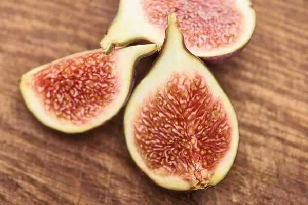 Ripe cut delicious figs on wooden chopping board — Stock Photo