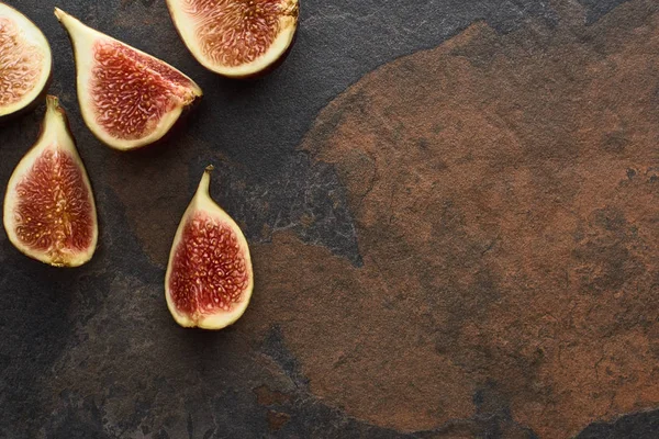 Vue du dessus de figues délicieuses coupées mûres sur fond de pierre avec espace de copie — Photo de stock