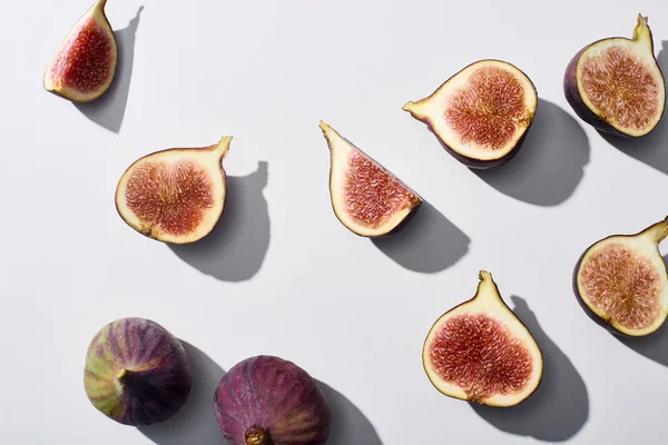 Vue de dessus de figues entières délicieuses mûres sur fond blanc — Photo de stock