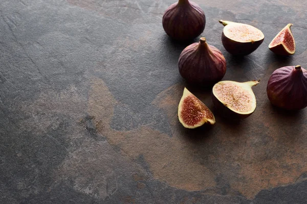 Figues entières et coupées délicieuses sur fond de pierre — Photo de stock