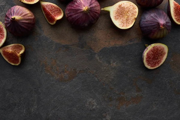 Vue de dessus de figues mûres délicieuses sur fond de pierre — Photo de stock