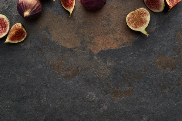 Vue de dessus de figues entières mûres et coupées délicieuses sur fond de pierre — Photo de stock