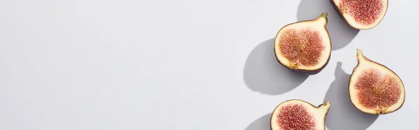 Панорамний знімок стиглого розрізаного смачного інжиру на білому тлі з місцем для тексту — стокове фото