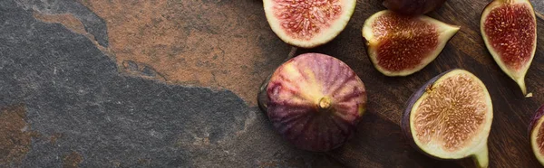 Panoramic shot of ripe whole and cut fresh figs on textured background — Stock Photo