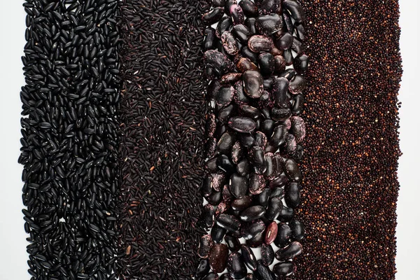Vista superior de frijoles negros surtidos, arroz y quinua aislados en blanco — Stock Photo