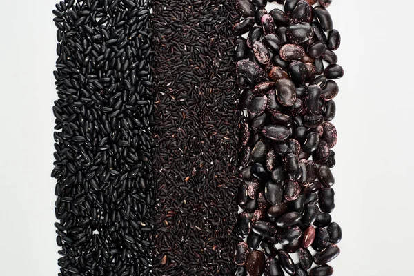 Vista superior de frijoles negros y arroz aislado en blanco - foto de stock