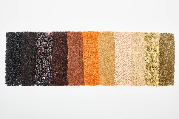 Ansicht von verschiedenen schwarzen Bohnen, Reis, Quinoa, Buchweizen, Kichererbsen, roten Linsen und Kürbiskernen isoliert auf weiß — Stockfoto
