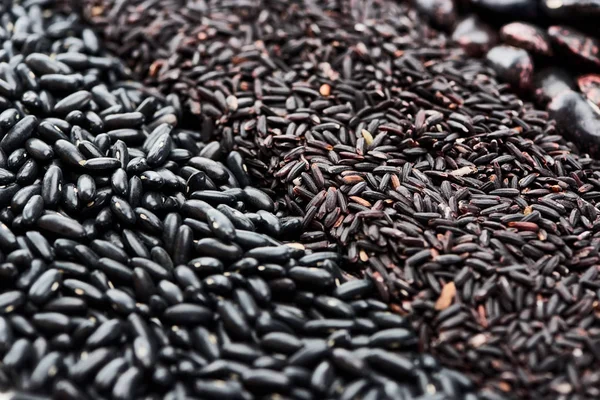 Primer plano vista de arroz negro y frijoles surtidos - foto de stock