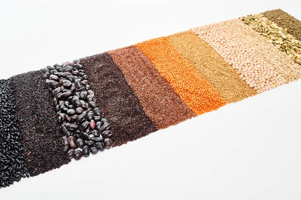 Feijão preto, arroz, quinoa, grão de bico, sementes de abóbora, trigo sarraceno, maash e lentilha vermelha isolados em branco — Fotografia de Stock