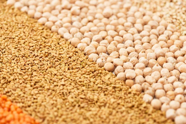 Vue rapprochée de grains secs assortis et de pois chiches — Photo de stock