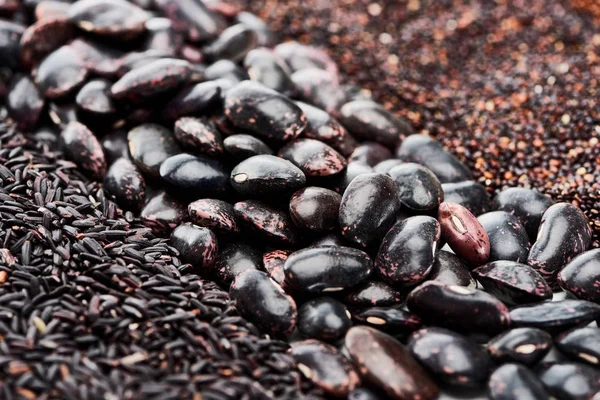 Nahaufnahme schwarzer Bohnen zwischen Quinoa und Reis — Stockfoto