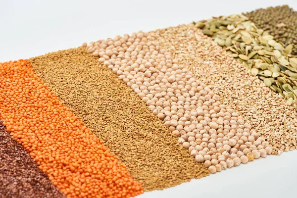 Lentejas rojas, trigo sarraceno, garbanzos, maash y semillas de calabaza sin cocer aisladas sobre blanco - foto de stock