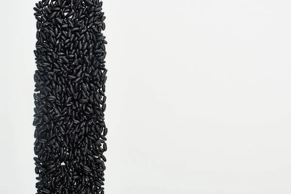 Вид зверху на дрібні чорні боби ізольовані на білому — стокове фото
