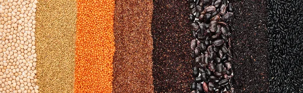 Tiro panorâmico de feijão preto, arroz, quinoa, lentilha vermelha, trigo sarraceno e grão de bico — Fotografia de Stock