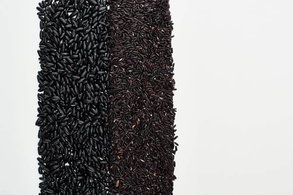 Vista superior de frijoles negros pequeños y arroz aislado en blanco - foto de stock