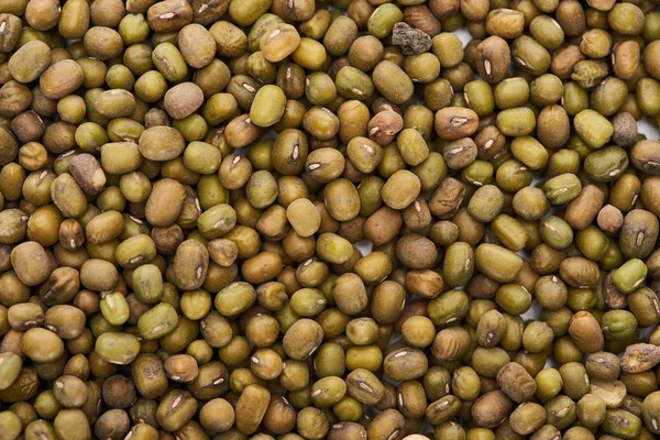 Blick von oben auf ungekochte grüne Mungbohnen — Stockfoto