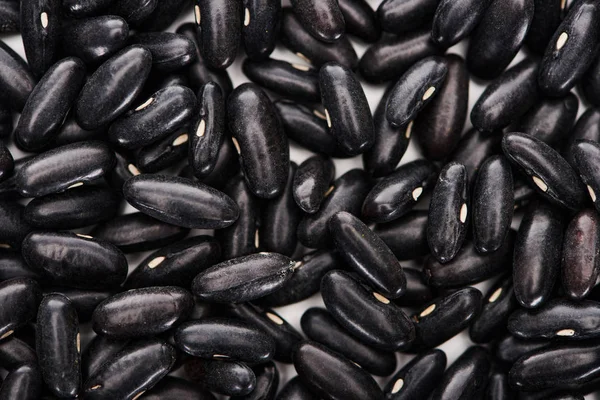 Vista de cerca de frijoles negros pequeños orgánicos - foto de stock