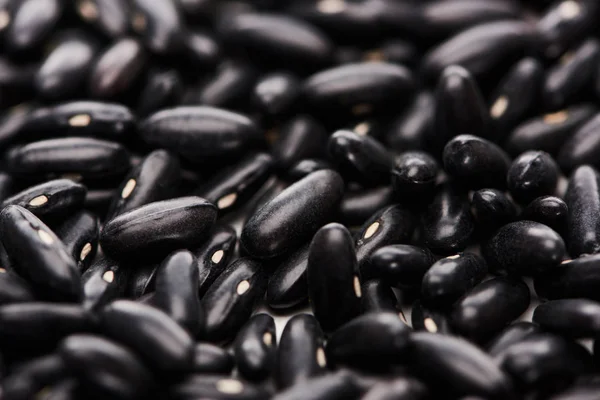 Vue rapprochée de petits haricots noirs biologiques crus — Photo de stock