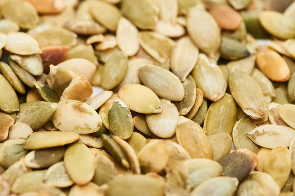Vista de perto de saborosas sementes de abóbora torradas — Fotografia de Stock
