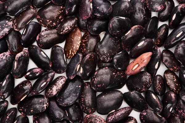 Blick von oben auf ungekochte schwarze Bio-Bohnen — Stockfoto