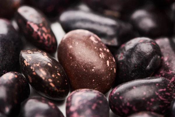 Vista de cerca de frijoles negros orgánicos crudos - foto de stock