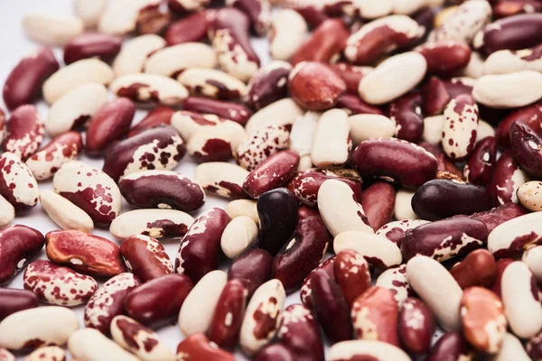 Vista de cerca de la mezcla de frijoles orgánicos sin cocer - foto de stock