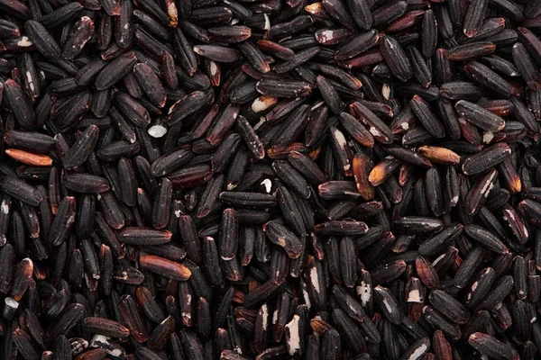 Blick von oben auf ungekochten schwarzen Bio-Reis — Stockfoto