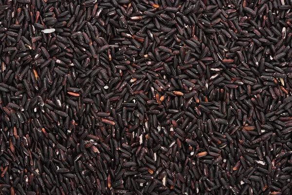 Vista superior del arroz negro orgánico sin procesar - foto de stock