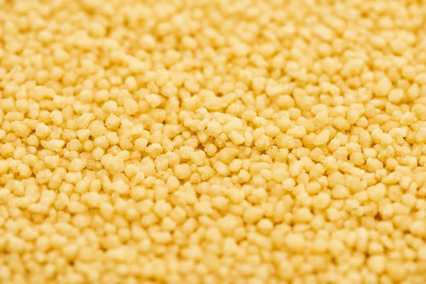 Nahaufnahme von ungekochtem Bio-Couscous — Stockfoto