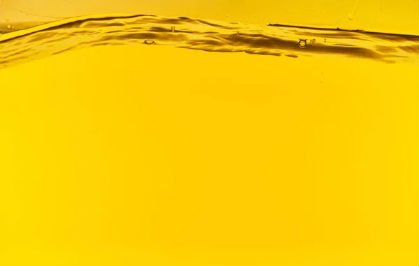 Eau profonde claire ondulée sur fond jaune brillant — Photo de stock