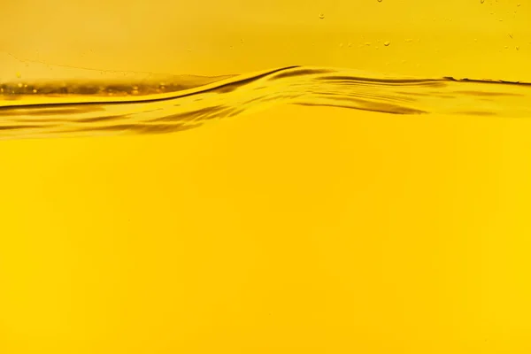 Eau claire ondulée sur fond jaune brillant — Photo de stock