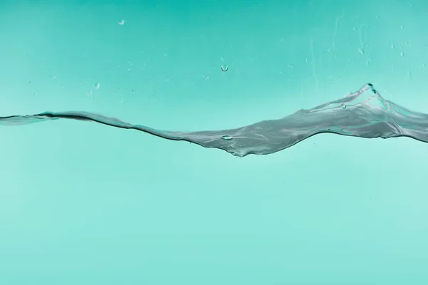 Água transparente ondulada no fundo turquesa com gotas — Fotografia de Stock