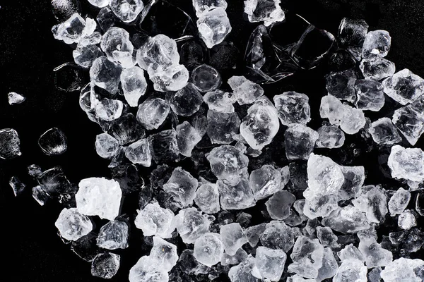 Vista superior de cubos de hielo esmerilados aislados en negro - foto de stock