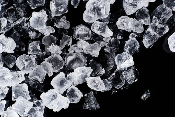 Vista superior de cubos de hielo esmerilados aislados en negro — Stock Photo