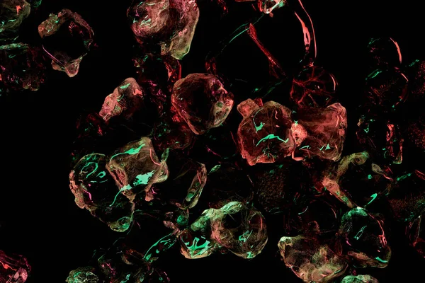 Vue de dessus des glaçons transparents avec éclairage rouge et vert isolé sur noir — Photo de stock