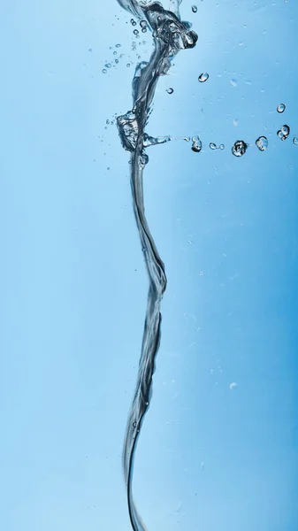 Eau transparente ondulée sur fond bleu avec bulles — Photo de stock