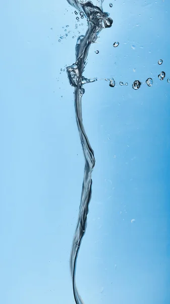 Agua transparente ondulada sobre fondo azul con burbujas — Stock Photo