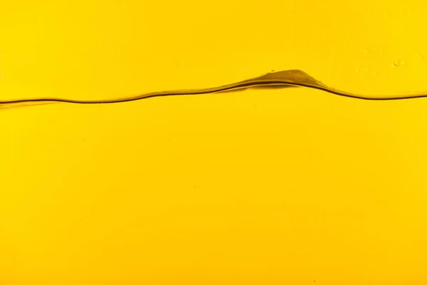 Acque profonde trasparenti su fondo giallo — Foto stock