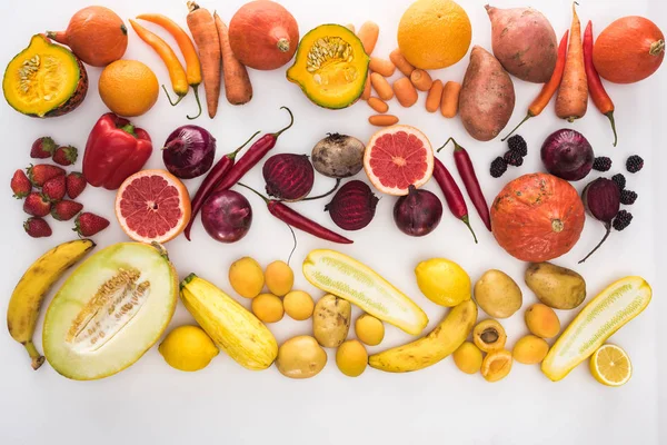 Draufsicht auf sortierte rohe bunte Herbstgemüse, Beeren und Früchte auf weißem Hintergrund — Stockfoto