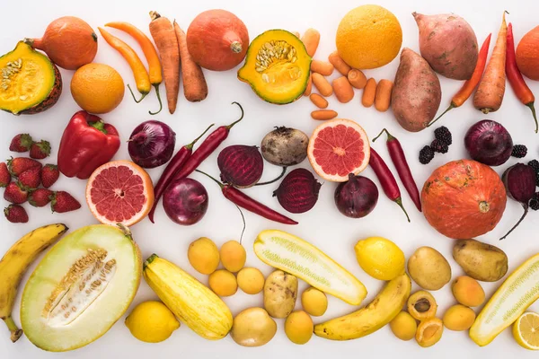 Vista superior de una variedad de verduras de otoño, cítricos, frutas y bayas sobre fondo blanco - foto de stock