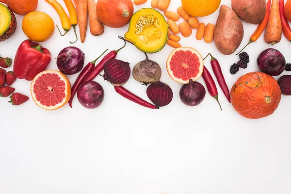 Vista superior de una variedad de verduras de otoño, cítricos, frutas y bayas sobre fondo blanco - foto de stock