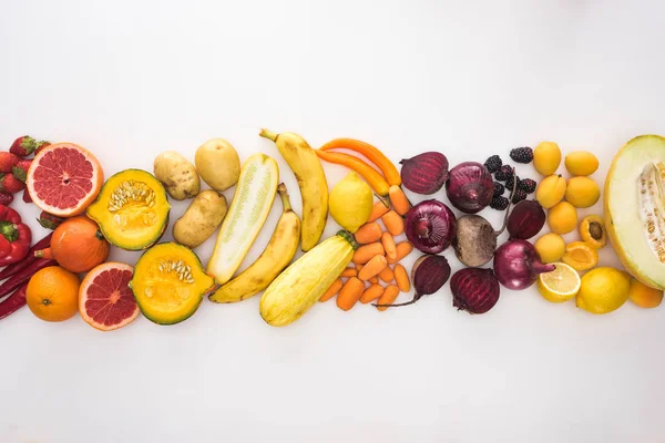Vista superior de una variedad de verduras, frutas y bayas de otoño sobre fondo blanco - foto de stock
