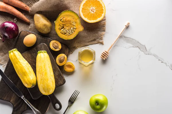 Vista superior do hessian com legumes de outono, frutas e mel na superfície de mármore — Fotografia de Stock